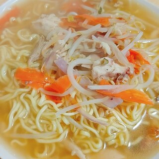 ロティサリーチキン　にんじん　もやしの旨塩ラーメン